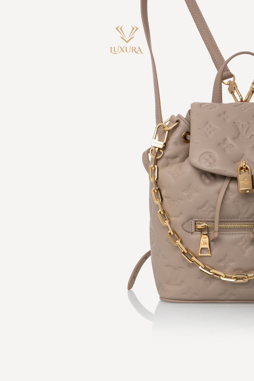 <span style="font-size: 10px; color: rgb(101, 101, 101);letter-spacing: .15em;">NEW COLLECTION</span><br><strong> LOUIS VUITTON </strong><br><div style="margin-top:10px;font-size:16px;">Coussin Backpack PM Galet M13358</div><br> - Image 10