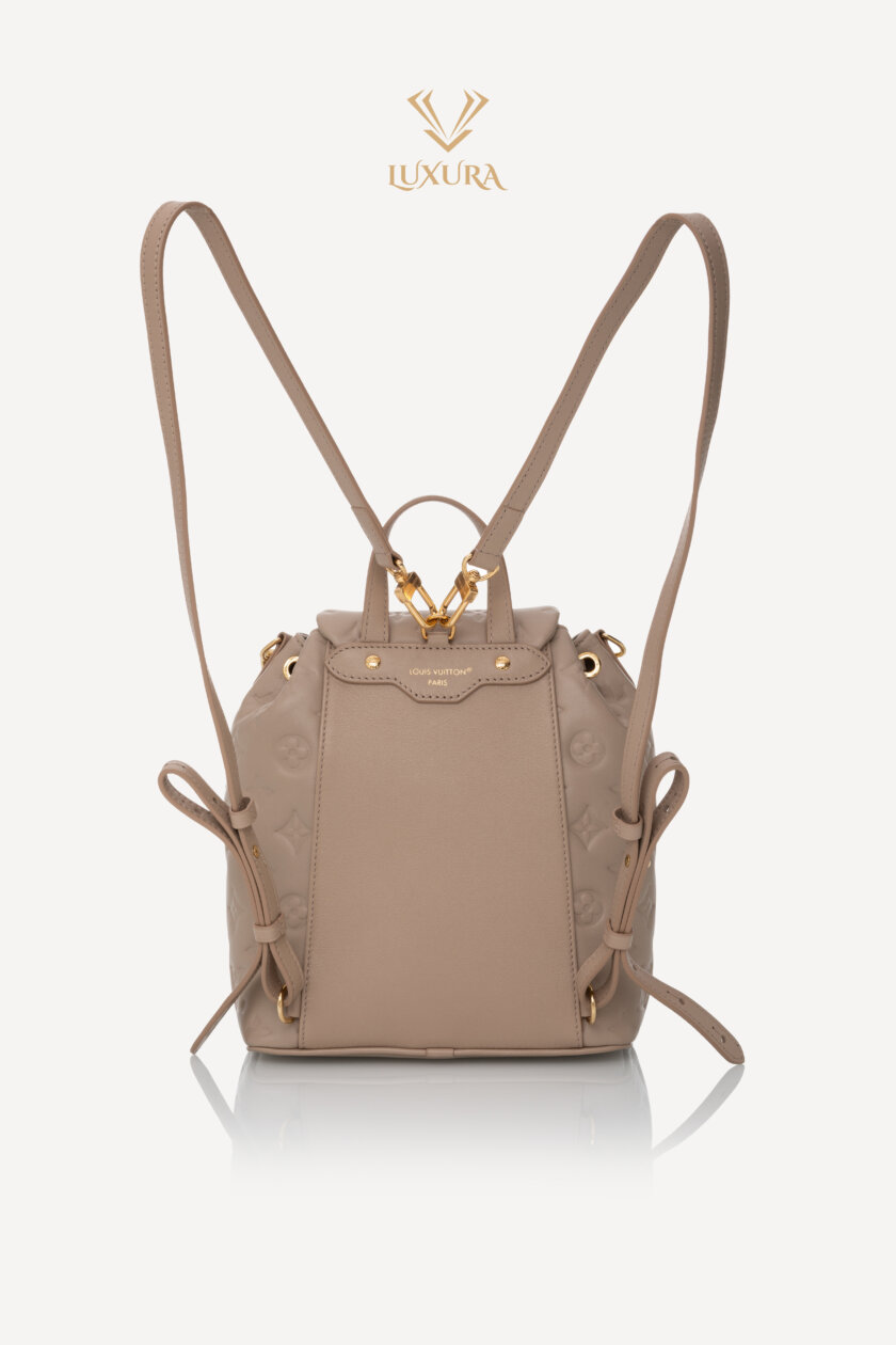 <span style="font-size: 10px; color: rgb(101, 101, 101);letter-spacing: .15em;">NEW COLLECTION</span><br><strong> LOUIS VUITTON </strong><br><div style="margin-top:10px;font-size:16px;">Coussin Backpack PM Galet M13358</div><br> - Image 6