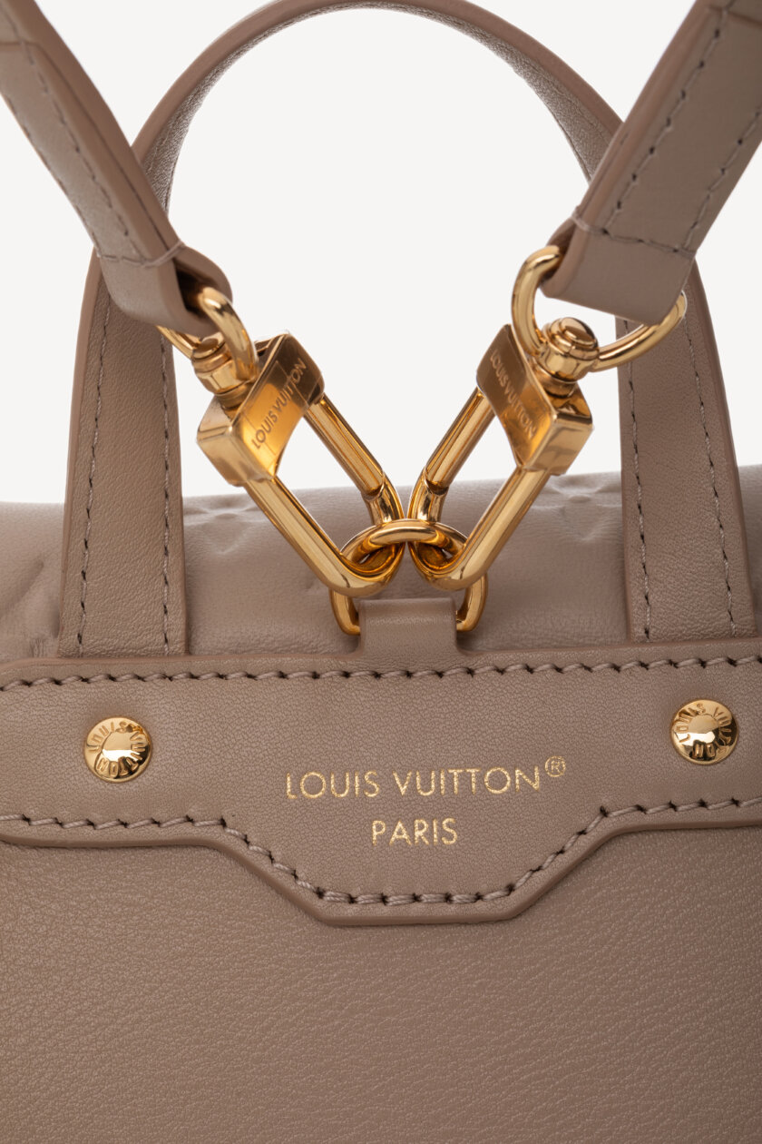 <span style="font-size: 10px; color: rgb(101, 101, 101);letter-spacing: .15em;">NEW COLLECTION</span><br><strong> LOUIS VUITTON </strong><br><div style="margin-top:10px;font-size:16px;">Coussin Backpack PM Galet M13358</div><br> - Image 13
