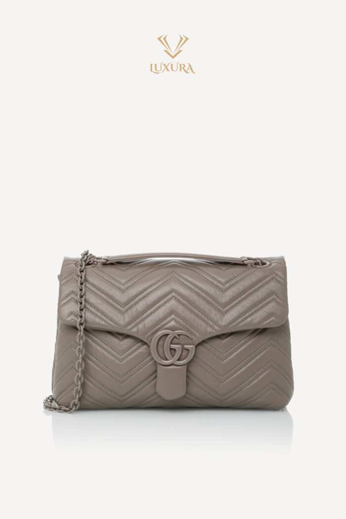<span style="font-size: 10px; color: rgb(101, 101, 101);letter-spacing: .15em;">NEW COLLECTION</span><br><strong> GUCCI </strong><br><div style="margin-top:10px; font-size:16px;"> Marmont Medium Shoulder Bag Dusty Grey Leather </div><br>