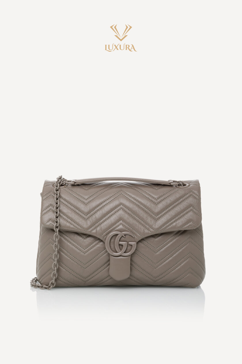 <span style="font-size: 10px; color: rgb(101, 101, 101);letter-spacing: .15em;">NEW COLLECTION</span><br><strong> GUCCI </strong><br><div style="margin-top:10px; font-size:16px;"> Marmont Medium Shoulder Bag Dusty Grey Leather </div><br>