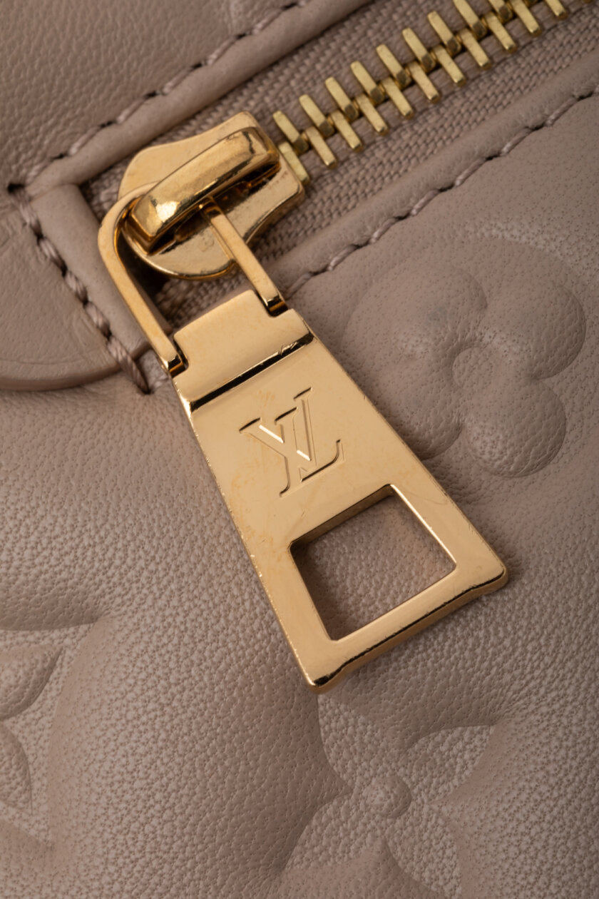 <span style="font-size: 10px; color: rgb(101, 101, 101);letter-spacing: .15em;">NEW COLLECTION</span><br><strong> LOUIS VUITTON </strong><br><div style="margin-top:10px;font-size:16px;">Coussin Backpack PM Galet M13358</div><br> - Image 17
