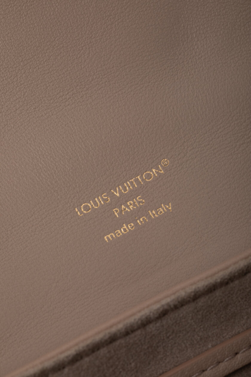 <span style="font-size: 10px; color: rgb(101, 101, 101);letter-spacing: .15em;">NEW COLLECTION</span><br><strong> LOUIS VUITTON </strong><br><div style="margin-top:10px;font-size:16px;">Coussin Backpack PM Galet M13358</div><br> - Image 20