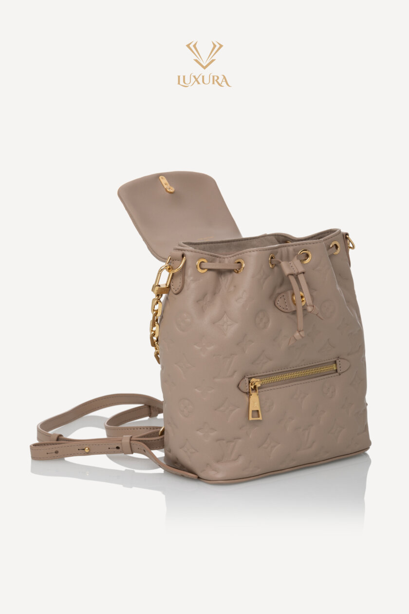 <span style="font-size: 10px; color: rgb(101, 101, 101);letter-spacing: .15em;">NEW COLLECTION</span><br><strong> LOUIS VUITTON </strong><br><div style="margin-top:10px;font-size:16px;">Coussin Backpack PM Galet M13358</div><br> - Image 8