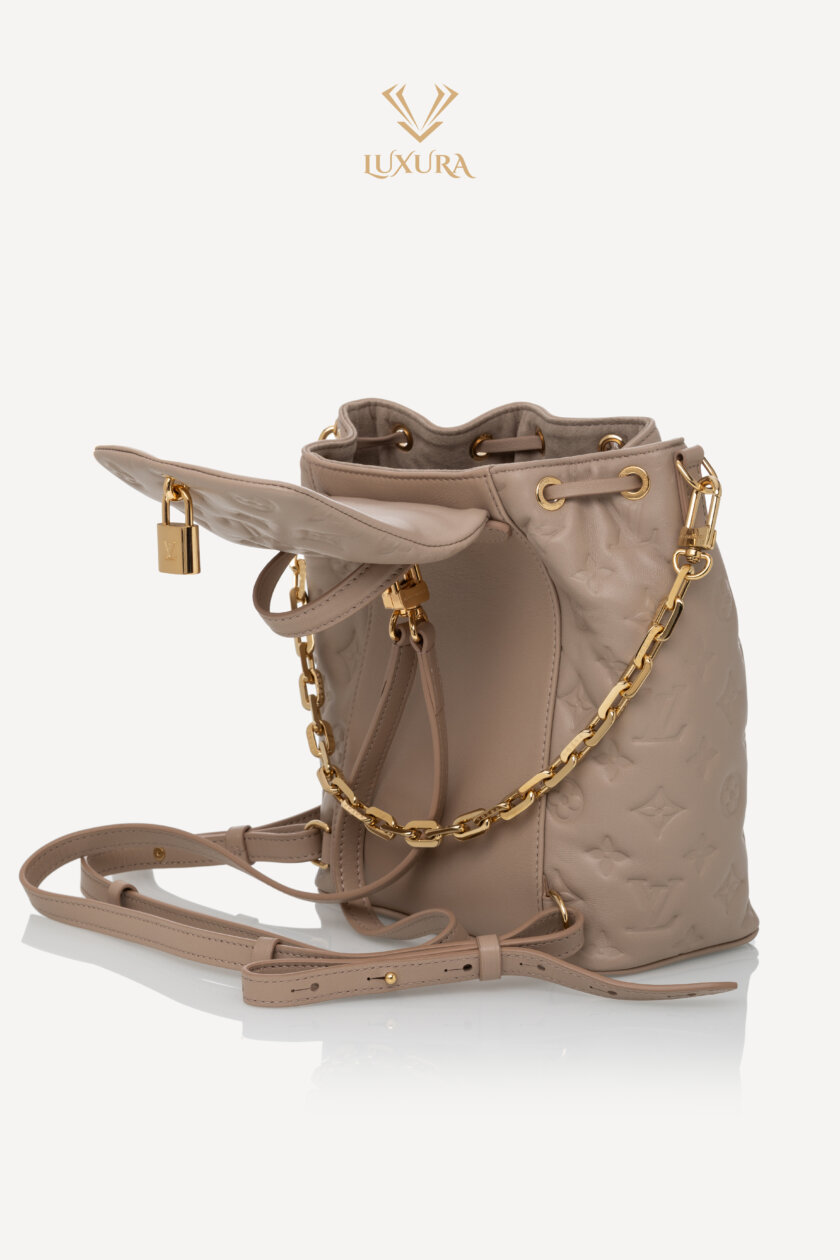 <span style="font-size: 10px; color: rgb(101, 101, 101);letter-spacing: .15em;">NEW COLLECTION</span><br><strong> LOUIS VUITTON </strong><br><div style="margin-top:10px;font-size:16px;">Coussin Backpack PM Galet M13358</div><br> - Image 7