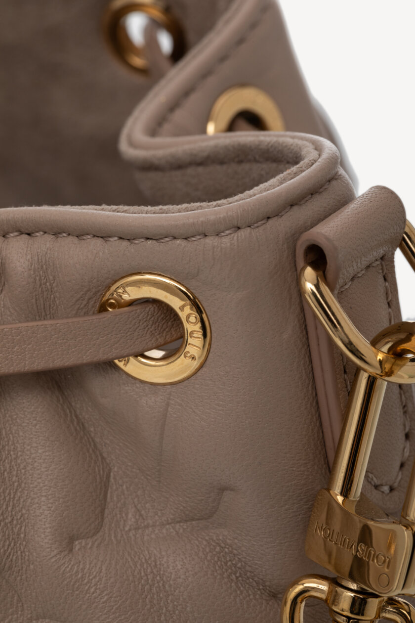 <span style="font-size: 10px; color: rgb(101, 101, 101);letter-spacing: .15em;">NEW COLLECTION</span><br><strong> LOUIS VUITTON </strong><br><div style="margin-top:10px;font-size:16px;">Coussin Backpack PM Galet M13358</div><br> - Image 18