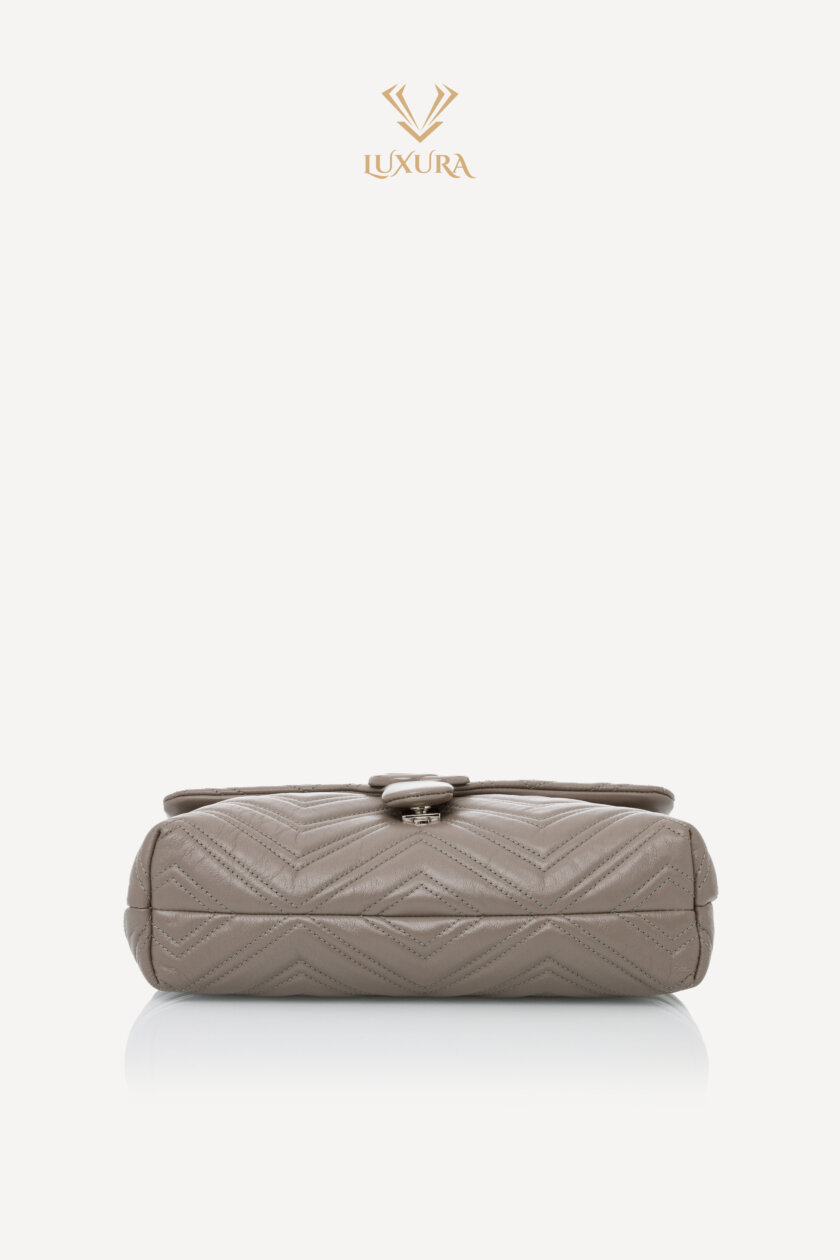 <span style="font-size: 10px; color: rgb(101, 101, 101);letter-spacing: .15em;">NEW COLLECTION</span><br><strong> GUCCI </strong><br><div style="margin-top:10px; font-size:16px;"> Marmont Medium Shoulder Bag Dusty Grey Leather </div><br> - Image 20
