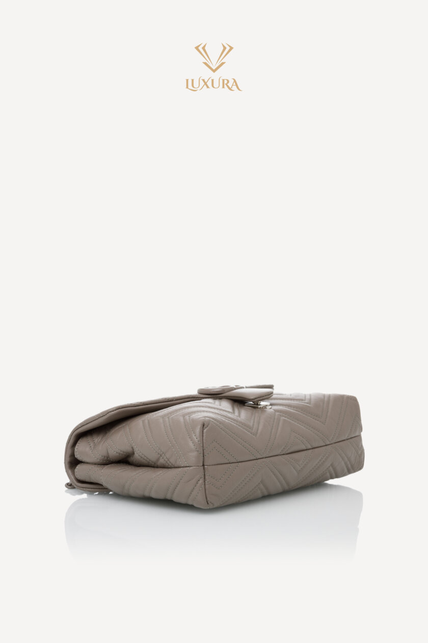<span style="font-size: 10px; color: rgb(101, 101, 101);letter-spacing: .15em;">NEW COLLECTION</span><br><strong> GUCCI </strong><br><div style="margin-top:10px; font-size:16px;"> Marmont Medium Shoulder Bag Dusty Grey Leather </div><br> - Image 21