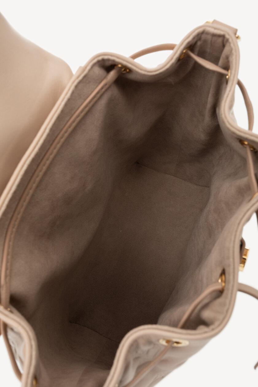 <span style="font-size: 10px; color: rgb(101, 101, 101);letter-spacing: .15em;">NEW COLLECTION</span><br><strong> LOUIS VUITTON </strong><br><div style="margin-top:10px;font-size:16px;">Coussin Backpack PM Galet M13358</div><br> - Image 11