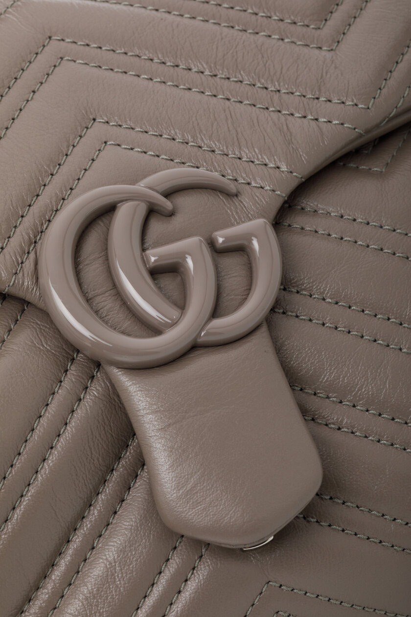 <span style="font-size: 10px; color: rgb(101, 101, 101);letter-spacing: .15em;">NEW COLLECTION</span><br><strong> GUCCI </strong><br><div style="margin-top:10px; font-size:16px;"> Marmont Medium Shoulder Bag Dusty Grey Leather </div><br> - Image 13