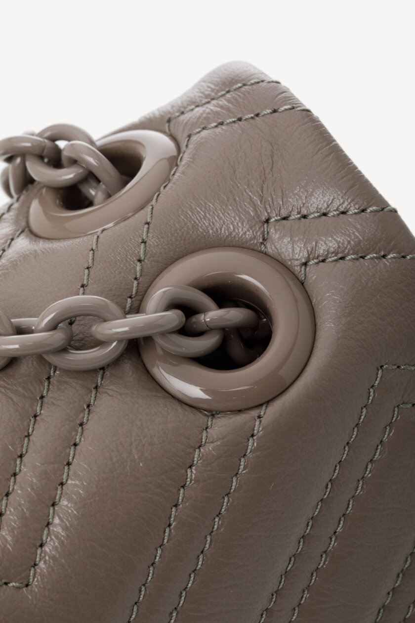 <span style="font-size: 10px; color: rgb(101, 101, 101);letter-spacing: .15em;">NEW COLLECTION</span><br><strong> GUCCI </strong><br><div style="margin-top:10px; font-size:16px;"> Marmont Medium Shoulder Bag Dusty Grey Leather </div><br> - Image 14