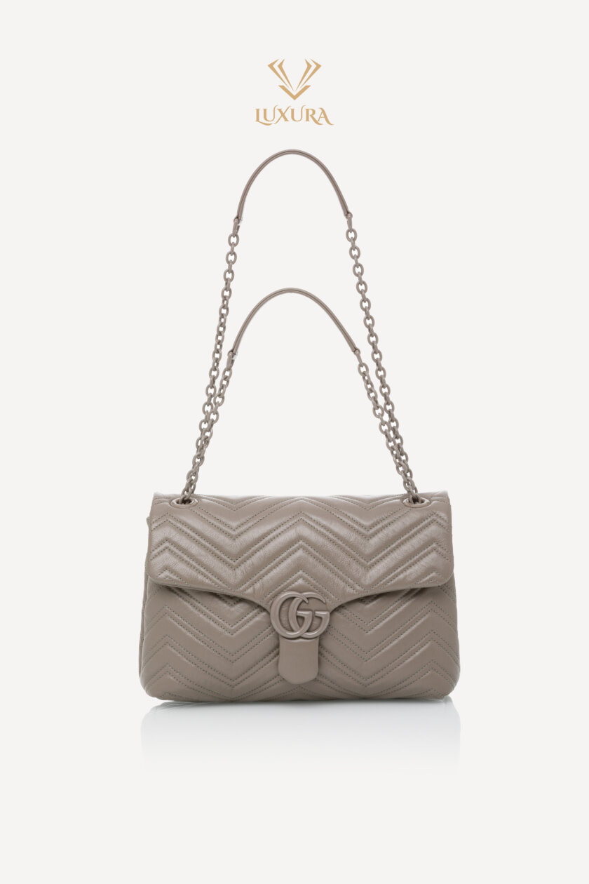<span style="font-size: 10px; color: rgb(101, 101, 101);letter-spacing: .15em;">NEW COLLECTION</span><br><strong> GUCCI </strong><br><div style="margin-top:10px; font-size:16px;"> Marmont Medium Shoulder Bag Dusty Grey Leather </div><br> - Image 5