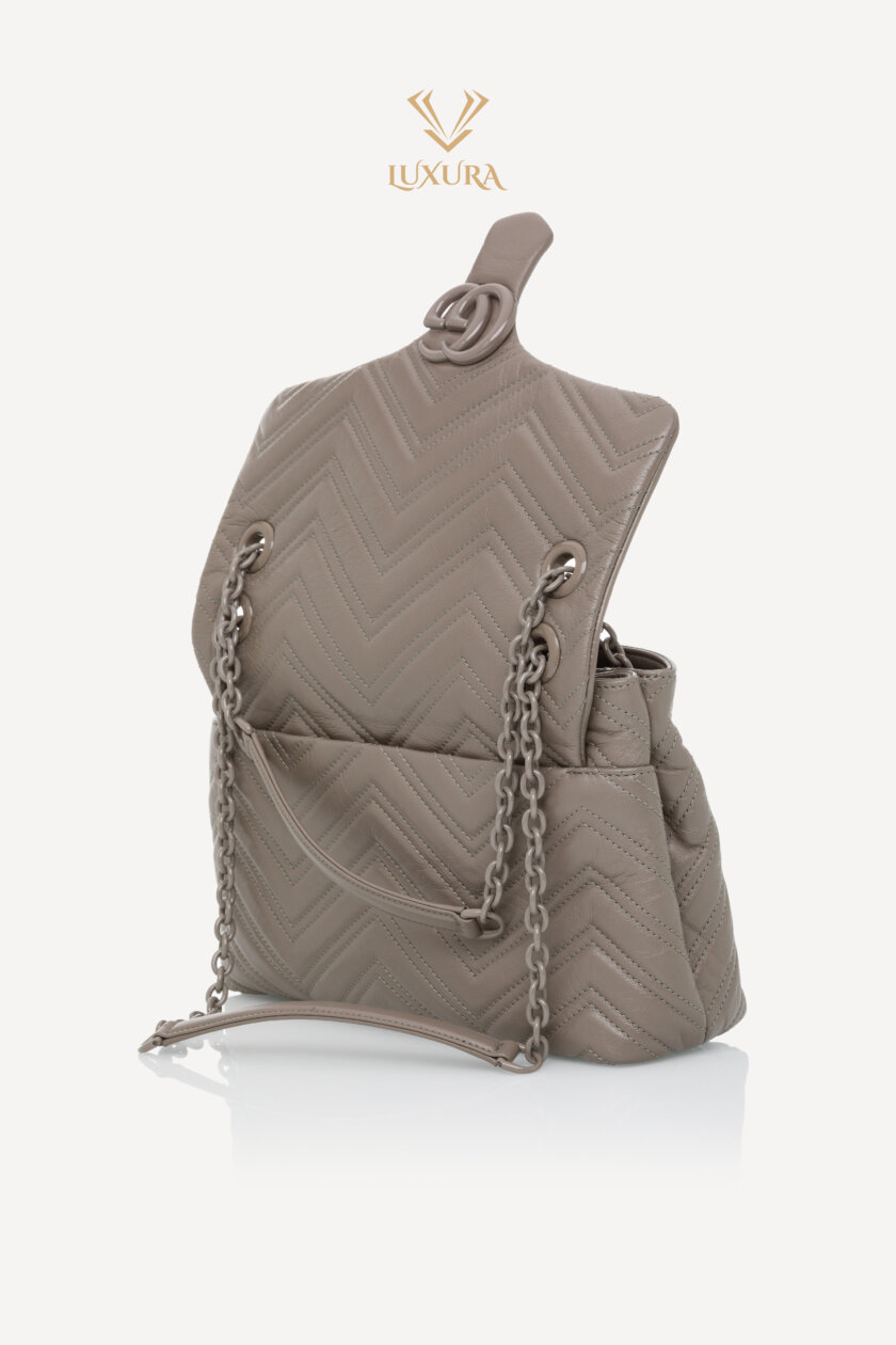 <span style="font-size: 10px; color: rgb(101, 101, 101);letter-spacing: .15em;">NEW COLLECTION</span><br><strong> GUCCI </strong><br><div style="margin-top:10px; font-size:16px;"> Marmont Medium Shoulder Bag Dusty Grey Leather </div><br> - Image 9