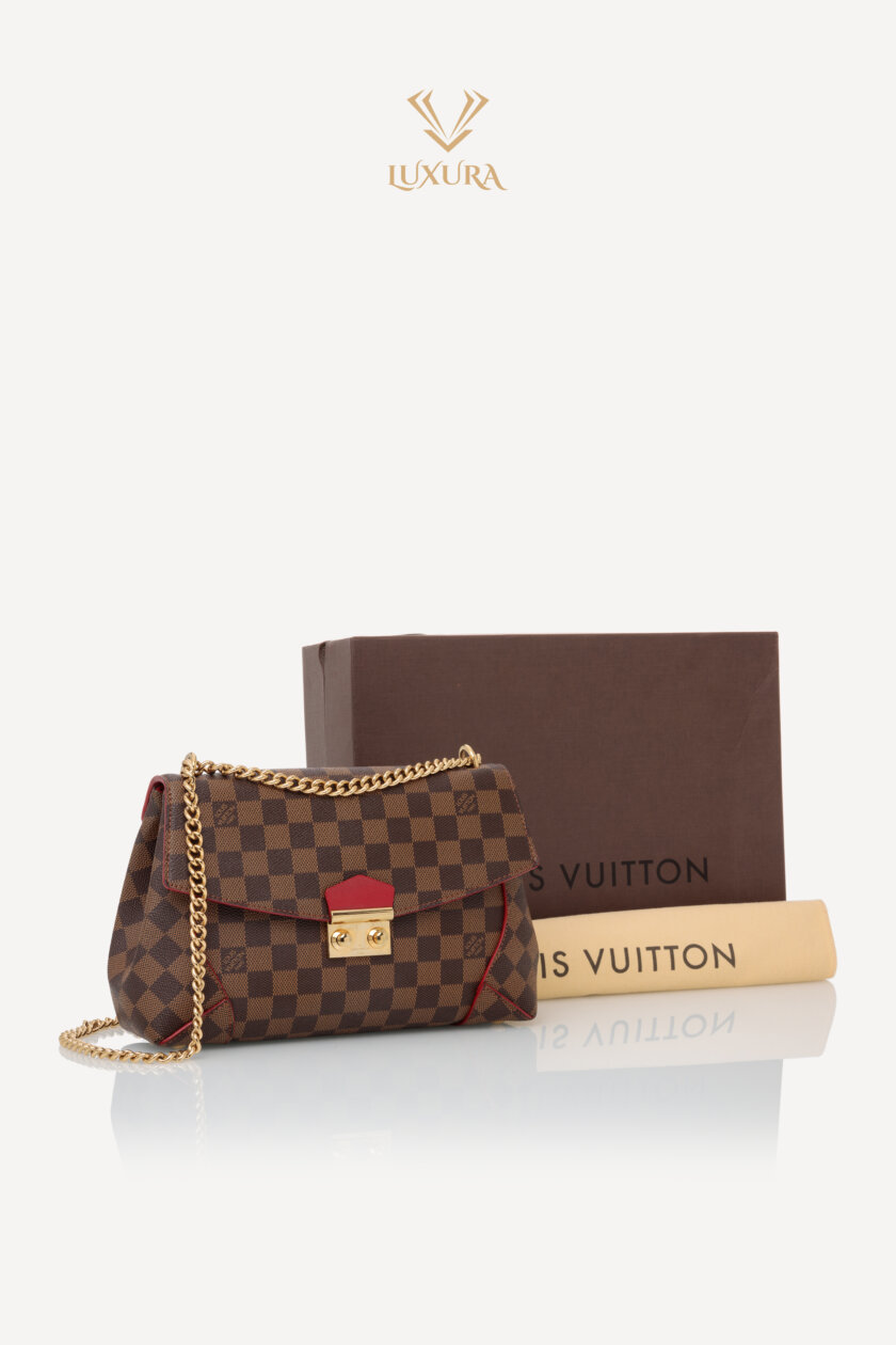 <span style="font-size: 10px; color: rgb(101, 101, 101);letter-spacing: .15em;">HARD TO FIND</span><br><strong> LOUIS VUITTON </strong><br><div style="margin-top:10px; font-size:16px;"> Damier Ebene Caissa Clutch Cherry </div><br> - Image 2
