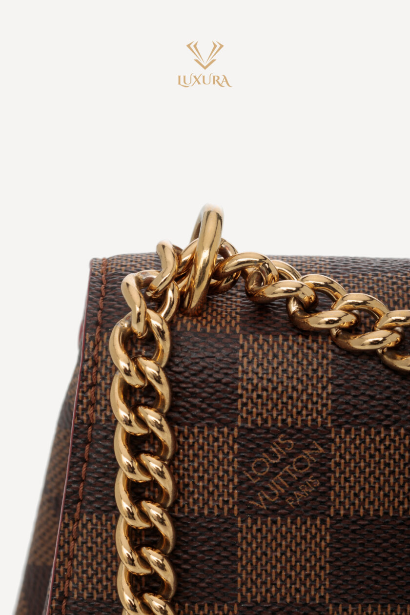 <span style="font-size: 10px; color: rgb(101, 101, 101);letter-spacing: .15em;">HARD TO FIND</span><br><strong> LOUIS VUITTON </strong><br><div style="margin-top:10px; font-size:16px;"> Damier Ebene Caissa Clutch Cherry </div><br> - Image 14