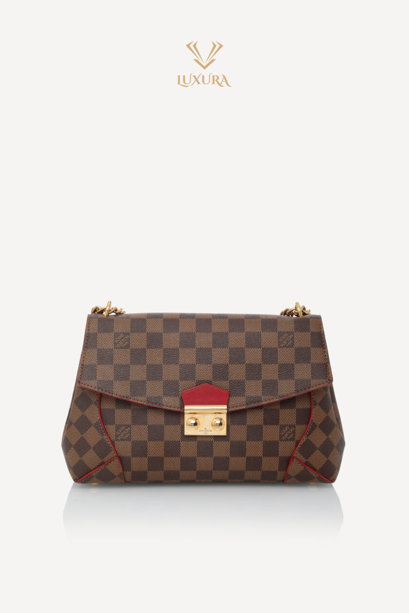 <span style="font-size: 10px; color: rgb(101, 101, 101);letter-spacing: .15em;">HARD TO FIND</span><br><strong> LOUIS VUITTON </strong><br><div style="margin-top:10px; font-size:16px;"> Damier Ebene Caissa Clutch Cherry </div><br> - Image 5