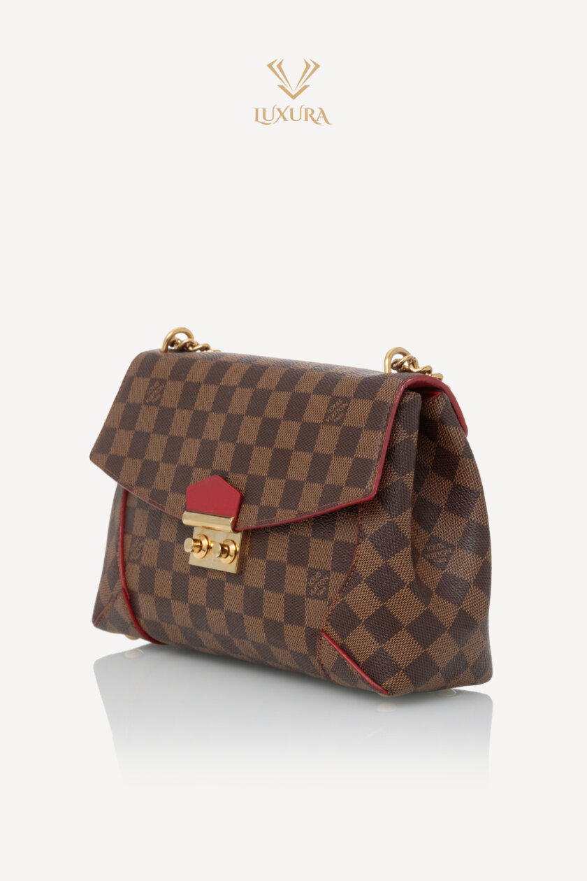 <span style="font-size: 10px; color: rgb(101, 101, 101);letter-spacing: .15em;">HARD TO FIND</span><br><strong> LOUIS VUITTON </strong><br><div style="margin-top:10px; font-size:16px;"> Damier Ebene Caissa Clutch Cherry </div><br> - Image 9