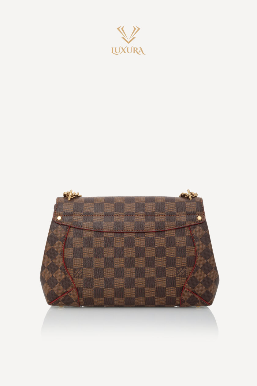 <span style="font-size: 10px; color: rgb(101, 101, 101);letter-spacing: .15em;">HARD TO FIND</span><br><strong> LOUIS VUITTON </strong><br><div style="margin-top:10px; font-size:16px;"> Damier Ebene Caissa Clutch Cherry </div><br> - Image 6