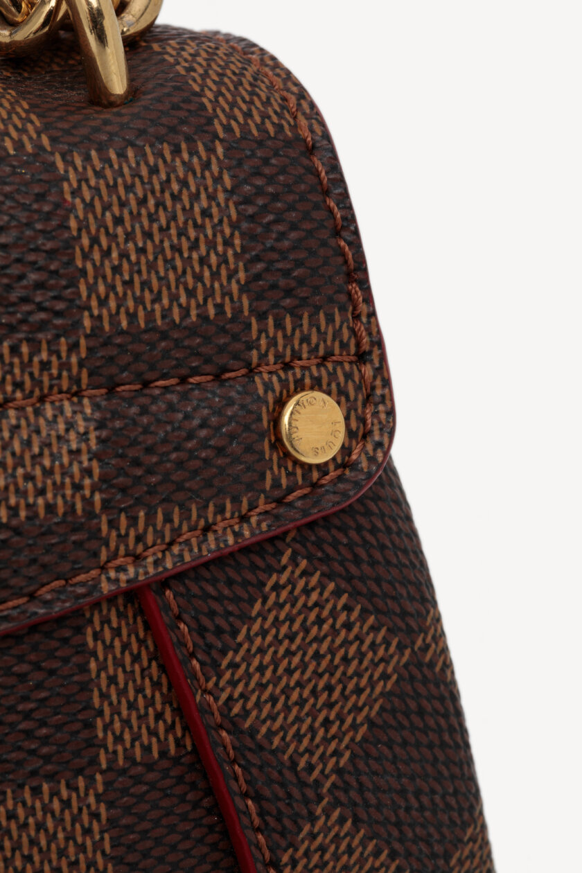 <span style="font-size: 10px; color: rgb(101, 101, 101);letter-spacing: .15em;">HARD TO FIND</span><br><strong> LOUIS VUITTON </strong><br><div style="margin-top:10px; font-size:16px;"> Damier Ebene Caissa Clutch Cherry </div><br> - Image 16