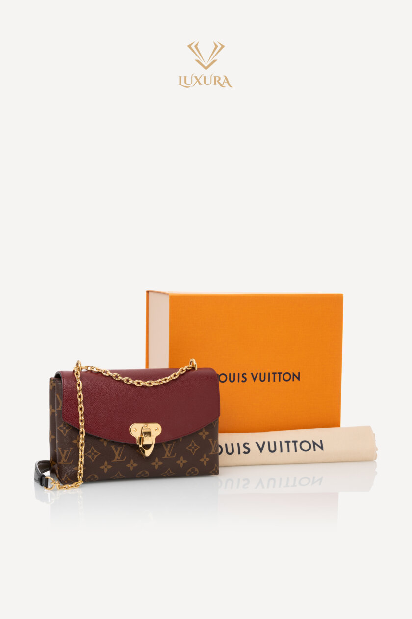 <span style="font-size: 10px; color: rgb(101, 101, 101);letter-spacing: .15em;">BEST DEAL</span><br><strong> LOUIS VUITTON </strong><br><div style="margin-top:10px; font-size:16px;">Monogram Saint Placide Bordeaux</div><br> - Image 2