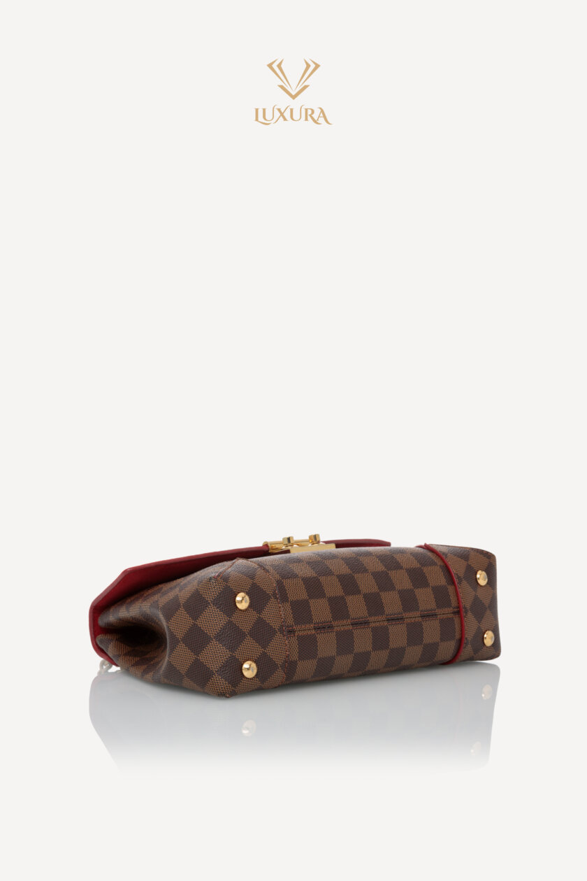 <span style="font-size: 10px; color: rgb(101, 101, 101);letter-spacing: .15em;">HARD TO FIND</span><br><strong> LOUIS VUITTON </strong><br><div style="margin-top:10px; font-size:16px;"> Damier Ebene Caissa Clutch Cherry </div><br> - Image 19