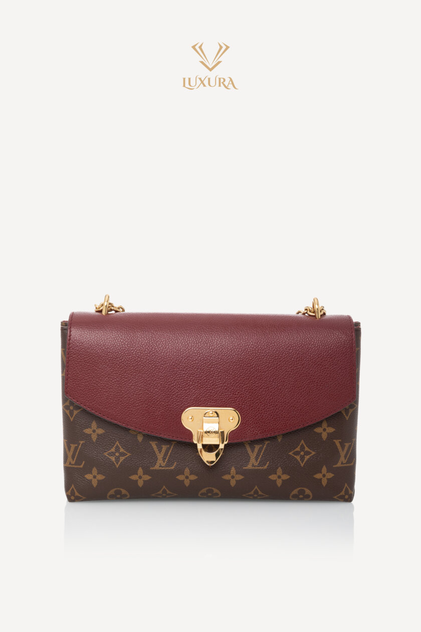 <span style="font-size: 10px; color: rgb(101, 101, 101);letter-spacing: .15em;">BEST DEAL</span><br><strong> LOUIS VUITTON </strong><br><div style="margin-top:10px; font-size:16px;">Monogram Saint Placide Bordeaux</div><br> - Image 5