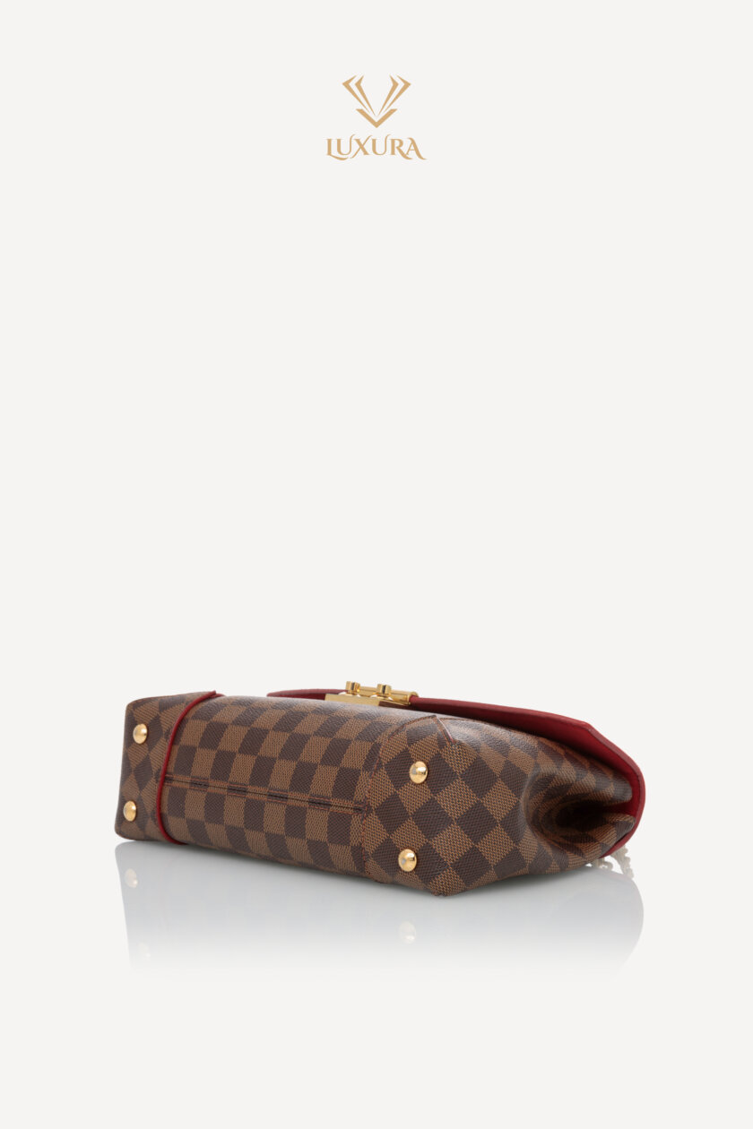 <span style="font-size: 10px; color: rgb(101, 101, 101);letter-spacing: .15em;">HARD TO FIND</span><br><strong> LOUIS VUITTON </strong><br><div style="margin-top:10px; font-size:16px;"> Damier Ebene Caissa Clutch Cherry </div><br> - Image 21
