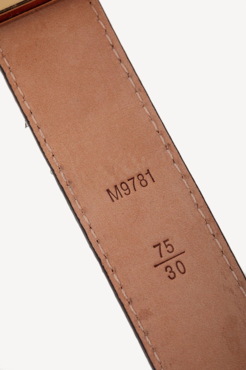 <span style="font-size: 10px; color: rgb(101, 101, 101);letter-spacing: .15em;">HARD TO FIND </span><br><strong> LOUIS VUITTON </strong><br><div style="margin-top:10px; font-size:16px;">Monogram 30 mm LV Initiales Belt 75</div><br> - Image 11