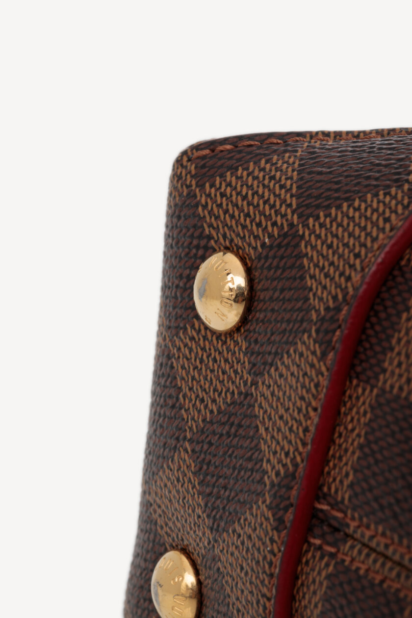 <span style="font-size: 10px; color: rgb(101, 101, 101);letter-spacing: .15em;">HARD TO FIND</span><br><strong> LOUIS VUITTON </strong><br><div style="margin-top:10px; font-size:16px;"> Damier Ebene Caissa Clutch Cherry </div><br> - Image 18