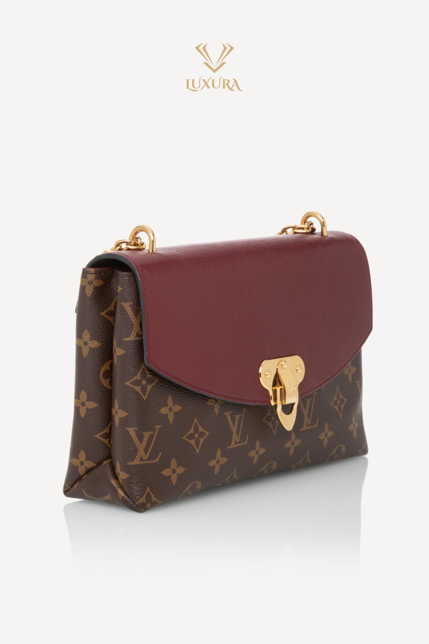 <span style="font-size: 10px; color: rgb(101, 101, 101);letter-spacing: .15em;">BEST DEAL</span><br><strong> LOUIS VUITTON </strong><br><div style="margin-top:10px; font-size:16px;">Monogram Saint Placide Bordeaux</div><br> - Image 3