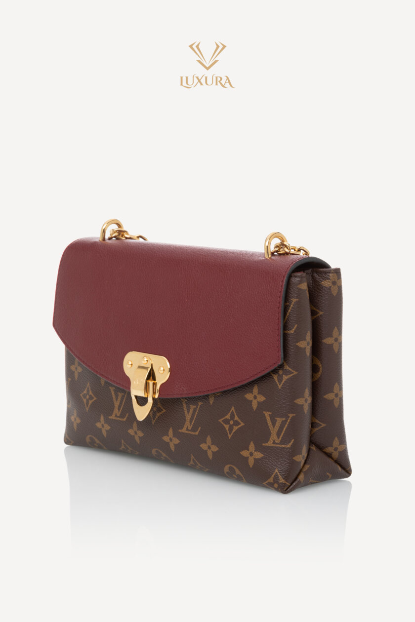 <span style="font-size: 10px; color: rgb(101, 101, 101);letter-spacing: .15em;">BEST DEAL</span><br><strong> LOUIS VUITTON </strong><br><div style="margin-top:10px; font-size:16px;">Monogram Saint Placide Bordeaux</div><br> - Image 9
