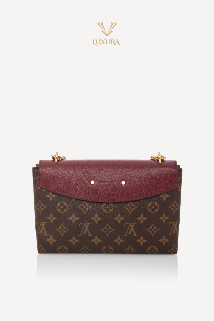 <span style="font-size: 10px; color: rgb(101, 101, 101);letter-spacing: .15em;">BEST DEAL</span><br><strong> LOUIS VUITTON </strong><br><div style="margin-top:10px; font-size:16px;">Monogram Saint Placide Bordeaux</div><br> - Image 6