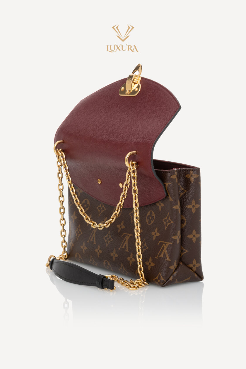 <span style="font-size: 10px; color: rgb(101, 101, 101);letter-spacing: .15em;">BEST DEAL</span><br><strong> LOUIS VUITTON </strong><br><div style="margin-top:10px; font-size:16px;">Monogram Saint Placide Bordeaux</div><br> - Image 7