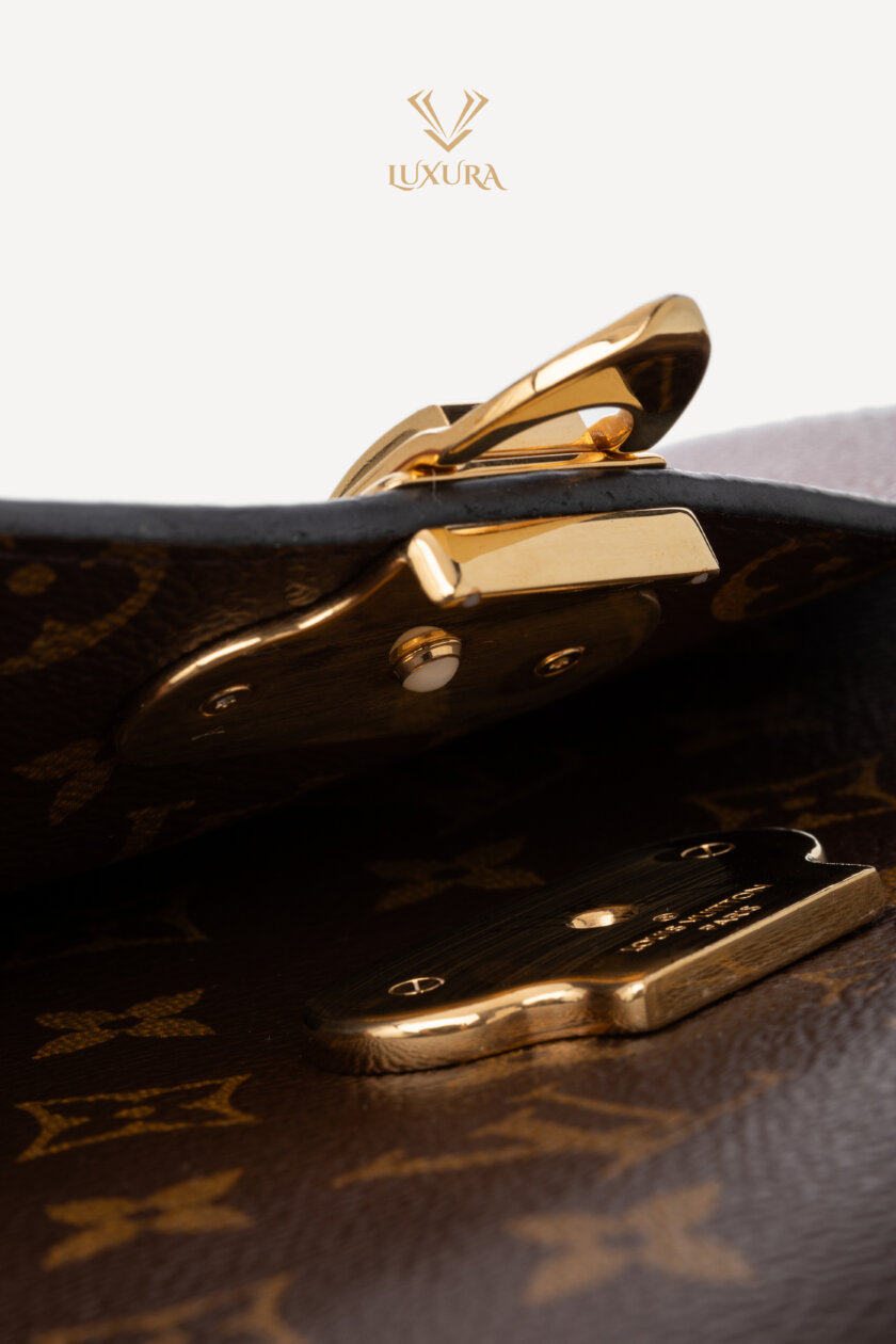 <span style="font-size: 10px; color: rgb(101, 101, 101);letter-spacing: .15em;">BEST DEAL</span><br><strong> LOUIS VUITTON </strong><br><div style="margin-top:10px; font-size:16px;">Monogram Saint Placide Bordeaux</div><br> - Image 17
