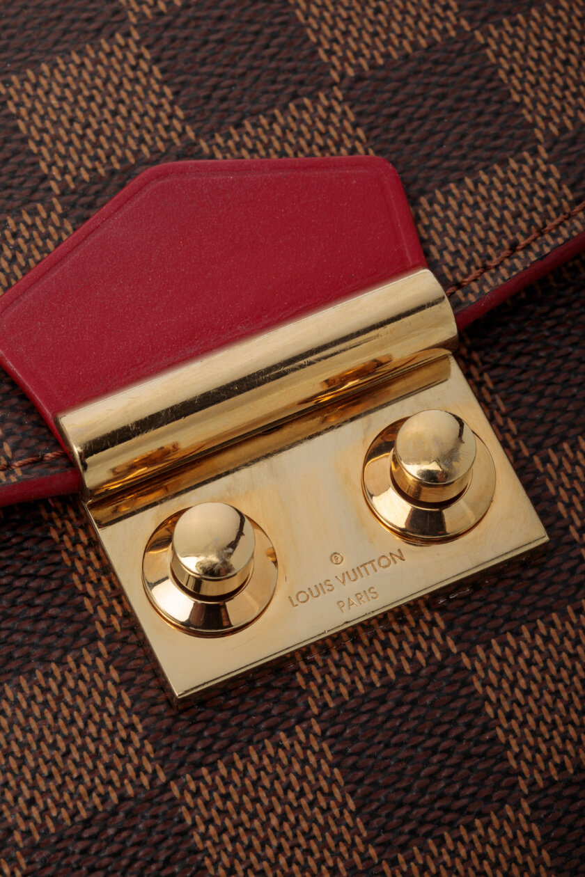 <span style="font-size: 10px; color: rgb(101, 101, 101);letter-spacing: .15em;">HARD TO FIND</span><br><strong> LOUIS VUITTON </strong><br><div style="margin-top:10px; font-size:16px;"> Damier Ebene Caissa Clutch Cherry </div><br> - Image 12
