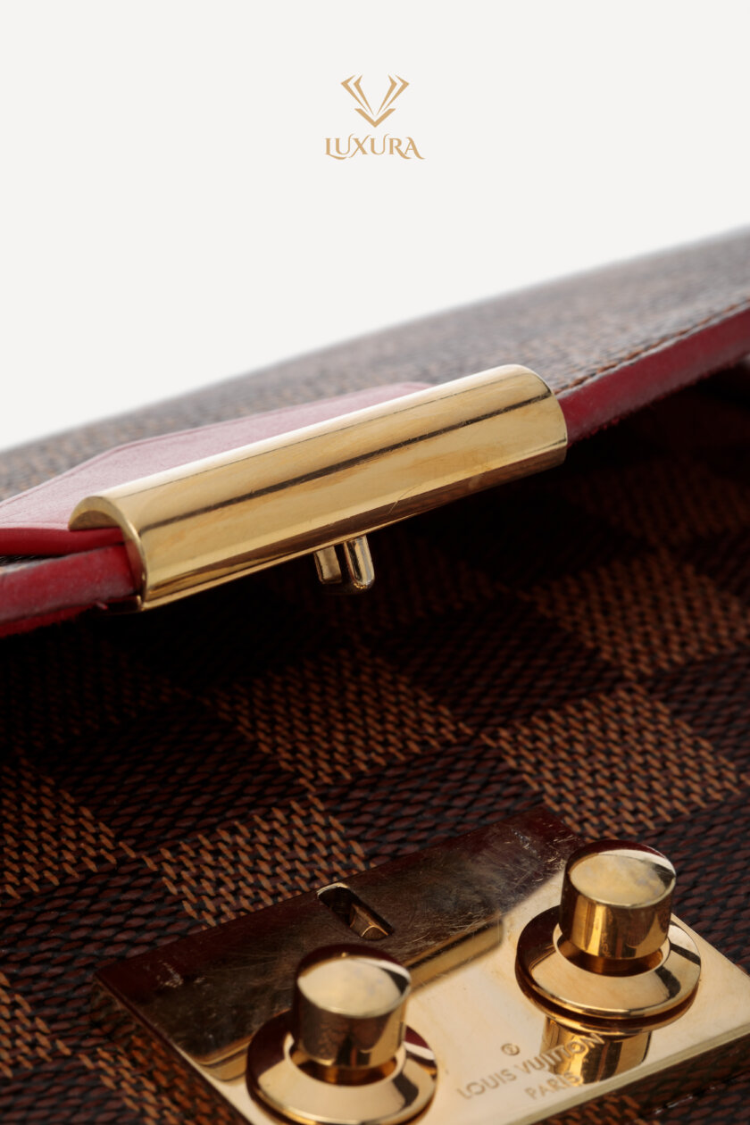 <span style="font-size: 10px; color: rgb(101, 101, 101);letter-spacing: .15em;">HARD TO FIND</span><br><strong> LOUIS VUITTON </strong><br><div style="margin-top:10px; font-size:16px;"> Damier Ebene Caissa Clutch Cherry </div><br> - Image 17