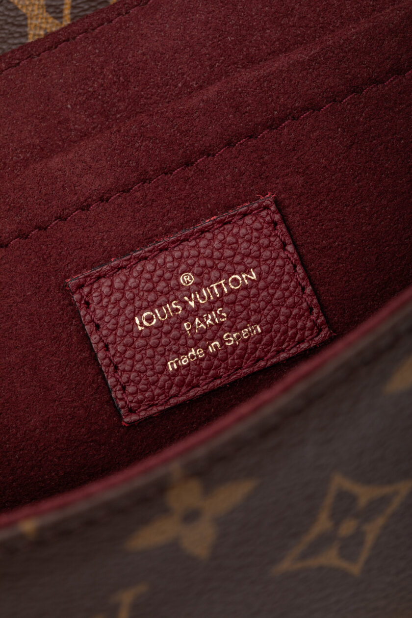 <span style="font-size: 10px; color: rgb(101, 101, 101);letter-spacing: .15em;">BEST DEAL</span><br><strong> LOUIS VUITTON </strong><br><div style="margin-top:10px; font-size:16px;">Monogram Saint Placide Bordeaux</div><br> - Image 16