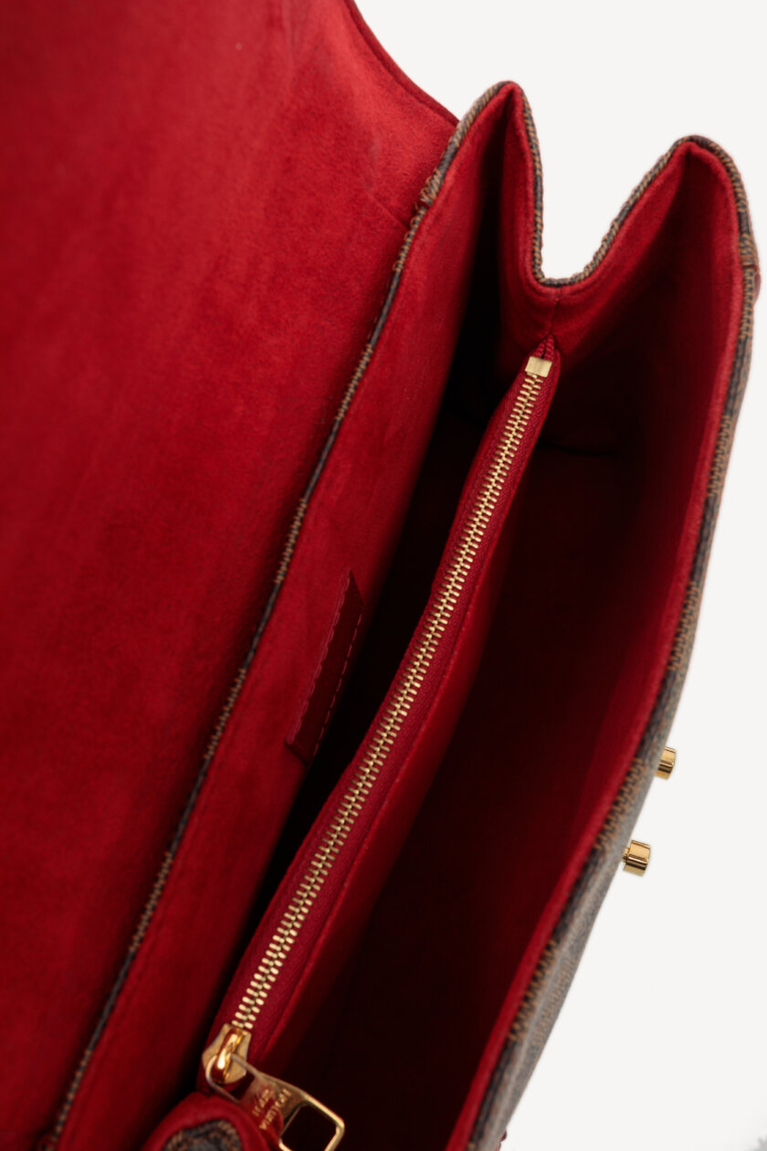 <span style="font-size: 10px; color: rgb(101, 101, 101);letter-spacing: .15em;">HARD TO FIND</span><br><strong> LOUIS VUITTON </strong><br><div style="margin-top:10px; font-size:16px;"> Damier Ebene Caissa Clutch Cherry </div><br> - Image 11