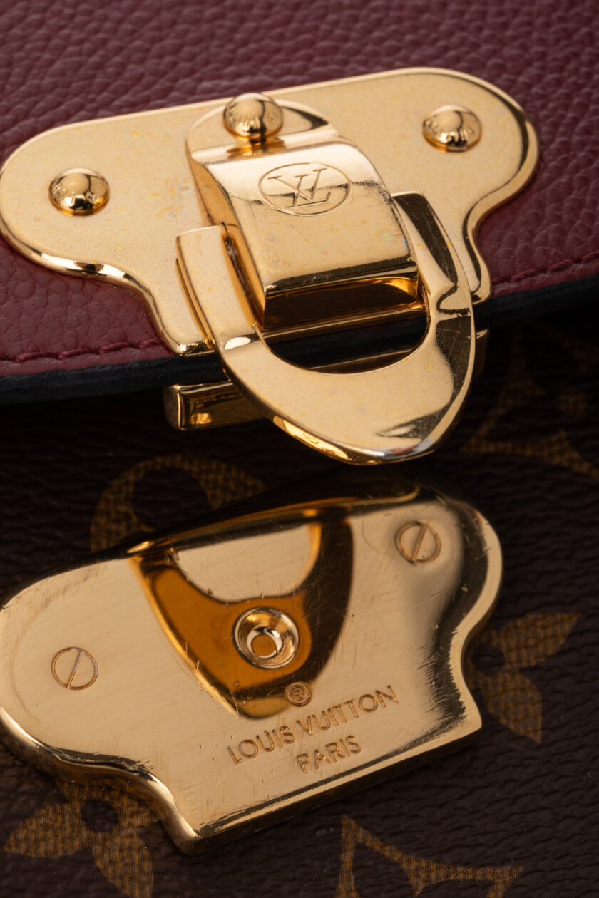 <span style="font-size: 10px; color: rgb(101, 101, 101);letter-spacing: .15em;">BEST DEAL</span><br><strong> LOUIS VUITTON </strong><br><div style="margin-top:10px; font-size:16px;">Monogram Saint Placide Bordeaux</div><br> - Image 13