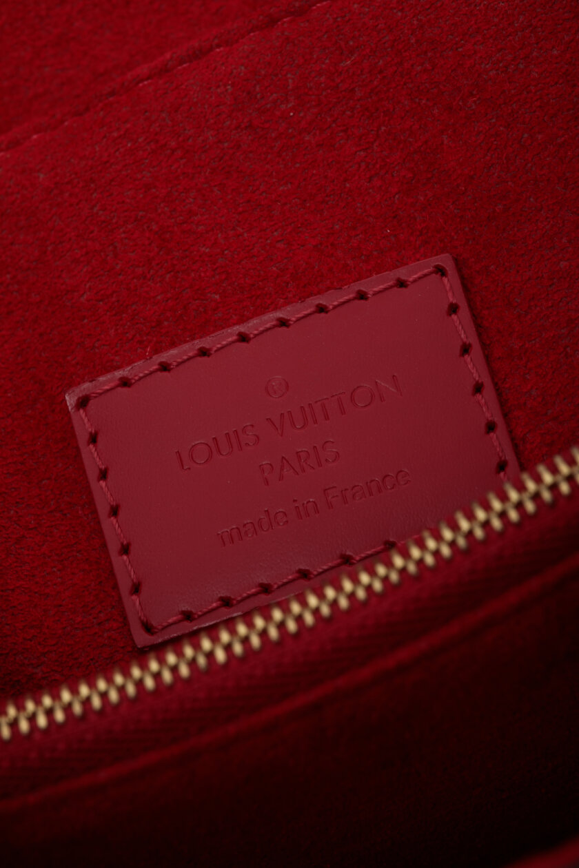 <span style="font-size: 10px; color: rgb(101, 101, 101);letter-spacing: .15em;">HARD TO FIND</span><br><strong> LOUIS VUITTON </strong><br><div style="margin-top:10px; font-size:16px;"> Damier Ebene Caissa Clutch Cherry </div><br> - Image 15