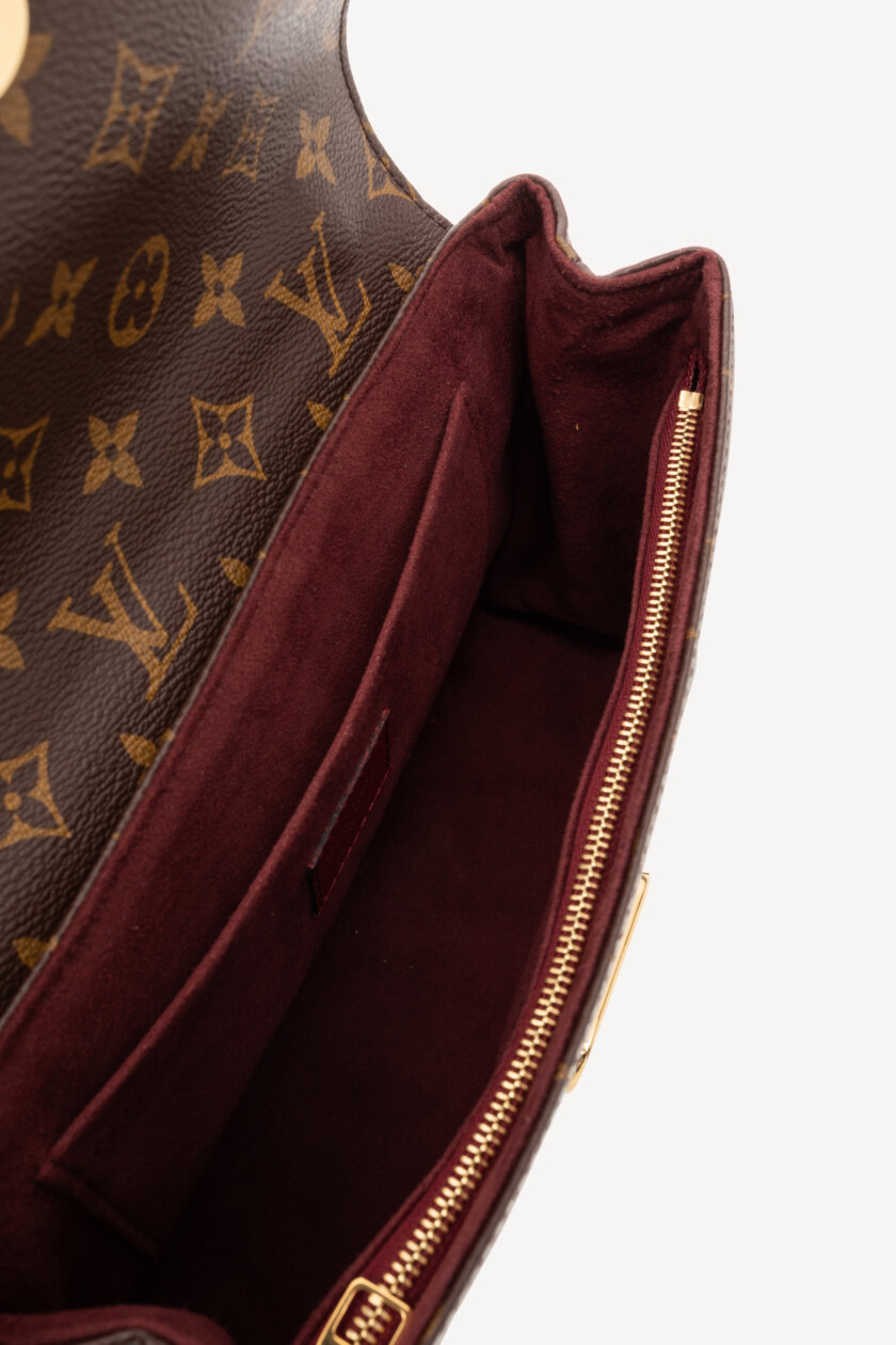 <span style="font-size: 10px; color: rgb(101, 101, 101);letter-spacing: .15em;">BEST DEAL</span><br><strong> LOUIS VUITTON </strong><br><div style="margin-top:10px; font-size:16px;">Monogram Saint Placide Bordeaux</div><br> - Image 11