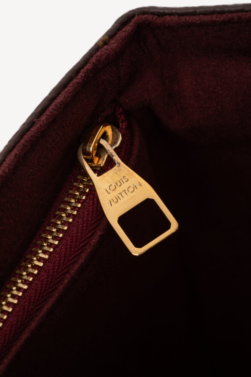 <span style="font-size: 10px; color: rgb(101, 101, 101);letter-spacing: .15em;">BEST DEAL</span><br><strong> LOUIS VUITTON </strong><br><div style="margin-top:10px; font-size:16px;">Monogram Saint Placide Bordeaux</div><br> - Image 20