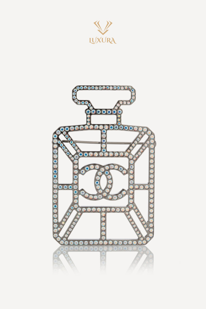 <span style="font-size: 10px; color: rgb(101, 101, 101);letter-spacing: .15em;">HARD TO FIND</span><br><strong> CHANEL </strong><br><div style="margin-top:10px; font-size:16px;"> Ruthenium Crystal Perfume Bottle CC Brooch Iridescent Rose-Blue </div><br>
