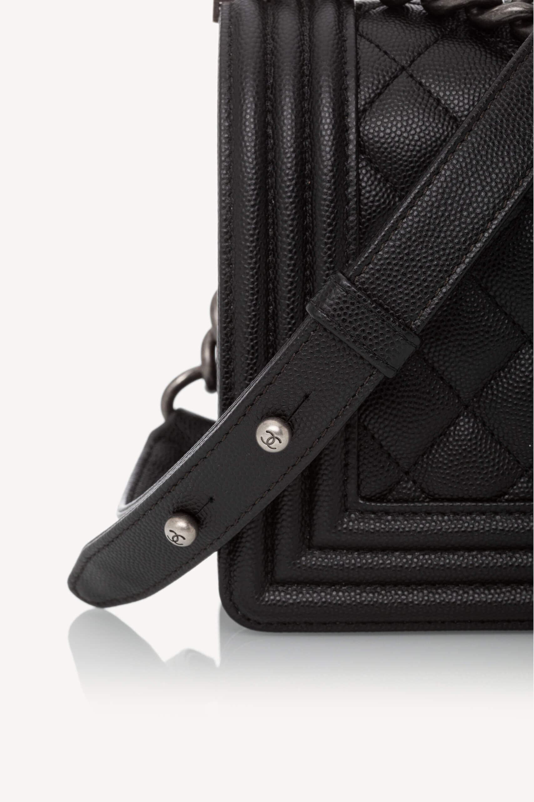 <span style="font-size: 10px; color: rgb(101, 101, 101);letter-spacing: .15em;">HARD TO FIND</span><br><strong> CHANEL </strong><br><div style="margin-top:10px;font-size:16px;"> Caviar Quilted Medium Boy Flap Black </div><br> - Image 19