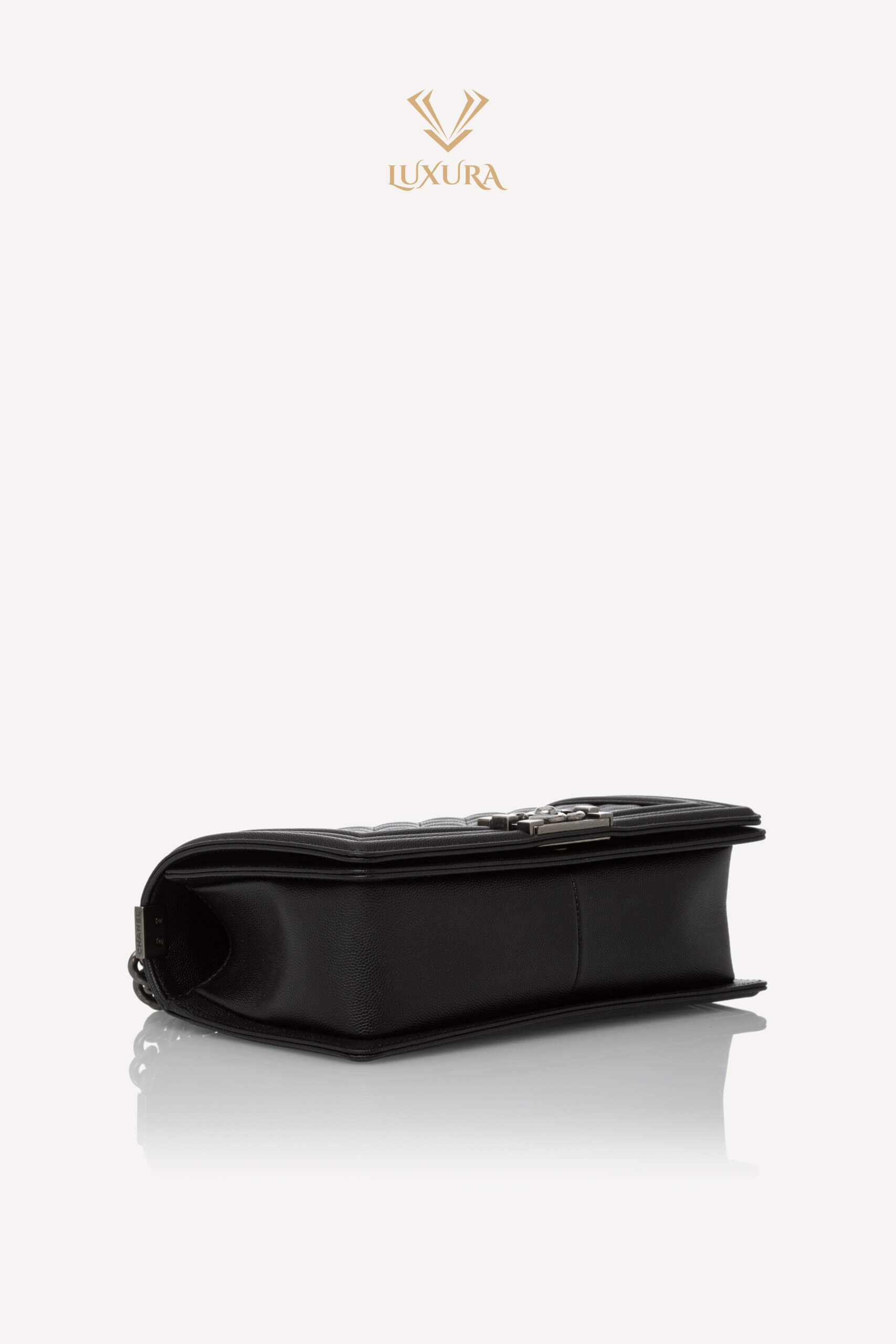 <span style="font-size: 10px; color: rgb(101, 101, 101);letter-spacing: .15em;">HARD TO FIND</span><br><strong> CHANEL </strong><br><div style="margin-top:10px;font-size:16px;"> Caviar Quilted Medium Boy Flap Black </div><br> - Image 24