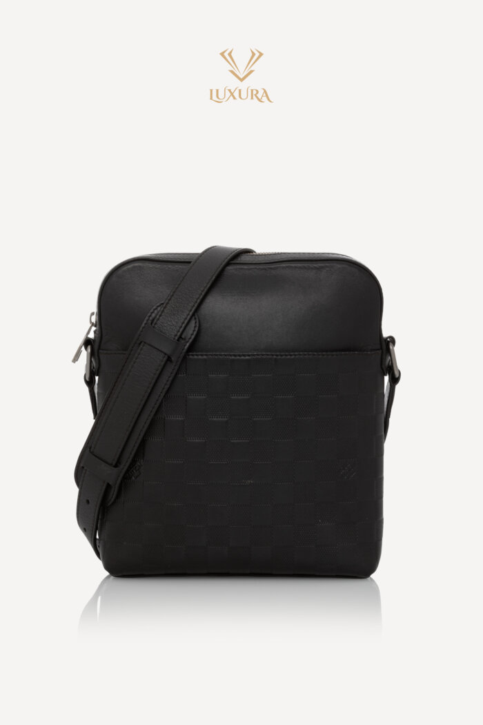 <span style="font-size: 10px; color: rgb(101, 101, 101);letter-spacing: .15em;">HARD TO FIND</span><br><strong> LOUIS VUITTON </strong><br><div style="margin-top:10px; font-size:16px;"> Damier Infini Pochette District Black N23355 </div><br>