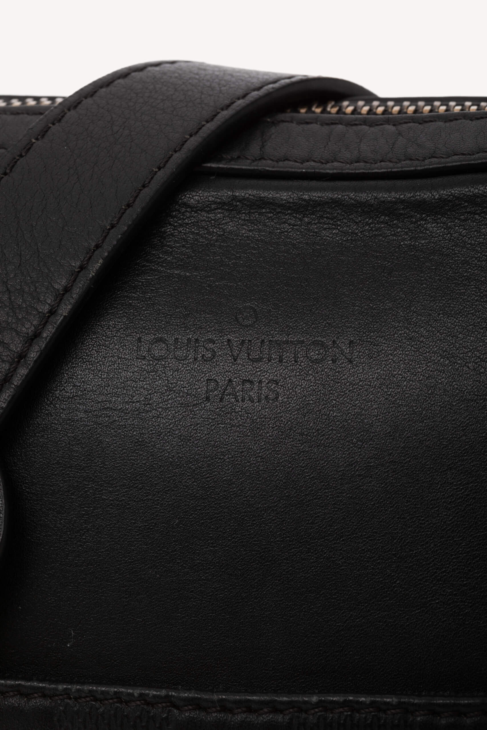 <span style="font-size: 10px; color: rgb(101, 101, 101);letter-spacing: .15em;">HARD TO FIND</span><br><strong> LOUIS VUITTON </strong><br><div style="margin-top:10px; font-size:16px;"> Damier Infini Pochette District Black N23355 </div><br> - Image 15