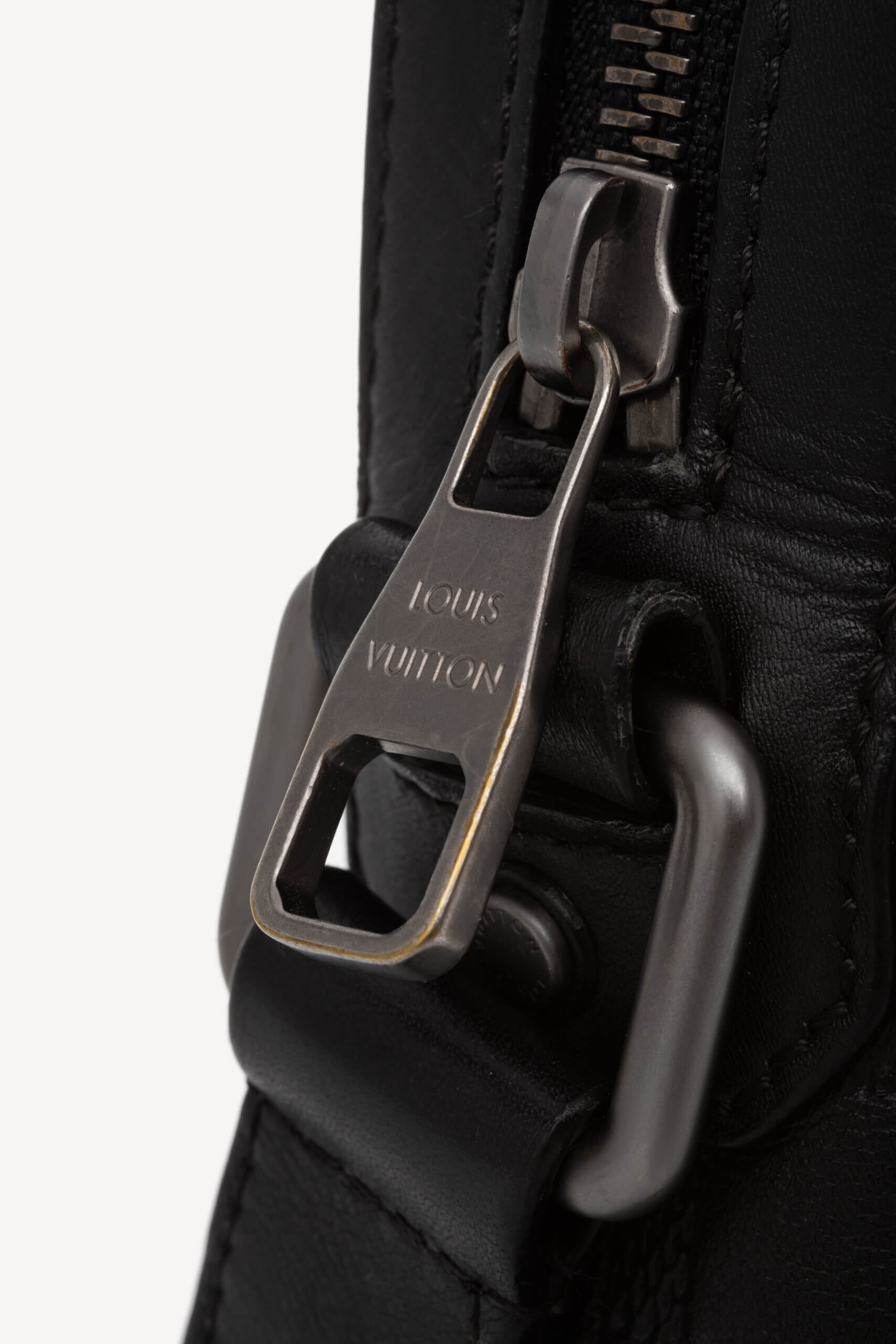 <span style="font-size: 10px; color: rgb(101, 101, 101);letter-spacing: .15em;">HARD TO FIND</span><br><strong> LOUIS VUITTON </strong><br><div style="margin-top:10px; font-size:16px;"> Damier Infini Pochette District Black N23355 </div><br> - Image 10