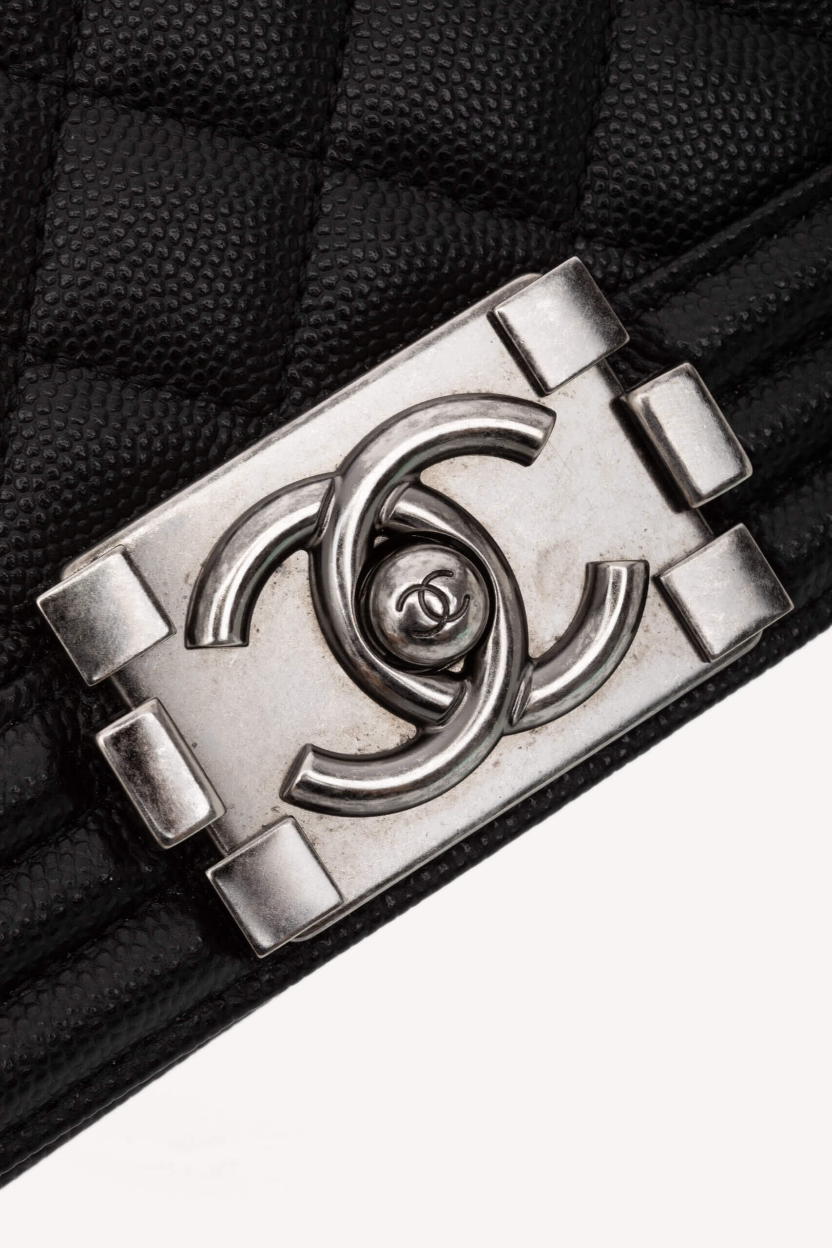 <span style="font-size: 10px; color: rgb(101, 101, 101);letter-spacing: .15em;">HARD TO FIND</span><br><strong> CHANEL </strong><br><div style="margin-top:10px;font-size:16px;"> Caviar Quilted Medium Boy Flap Black </div><br> - Image 21