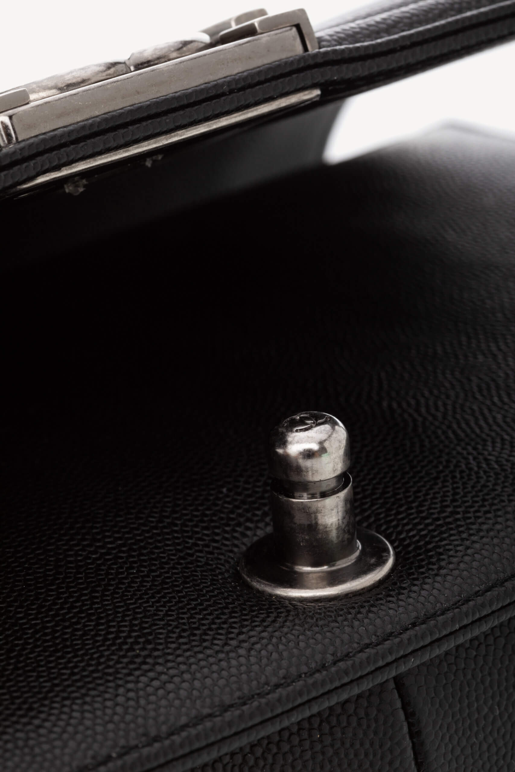 <span style="font-size: 10px; color: rgb(101, 101, 101);letter-spacing: .15em;">HARD TO FIND</span><br><strong> CHANEL </strong><br><div style="margin-top:10px;font-size:16px;"> Caviar Quilted Medium Boy Flap Black </div><br> - Image 22